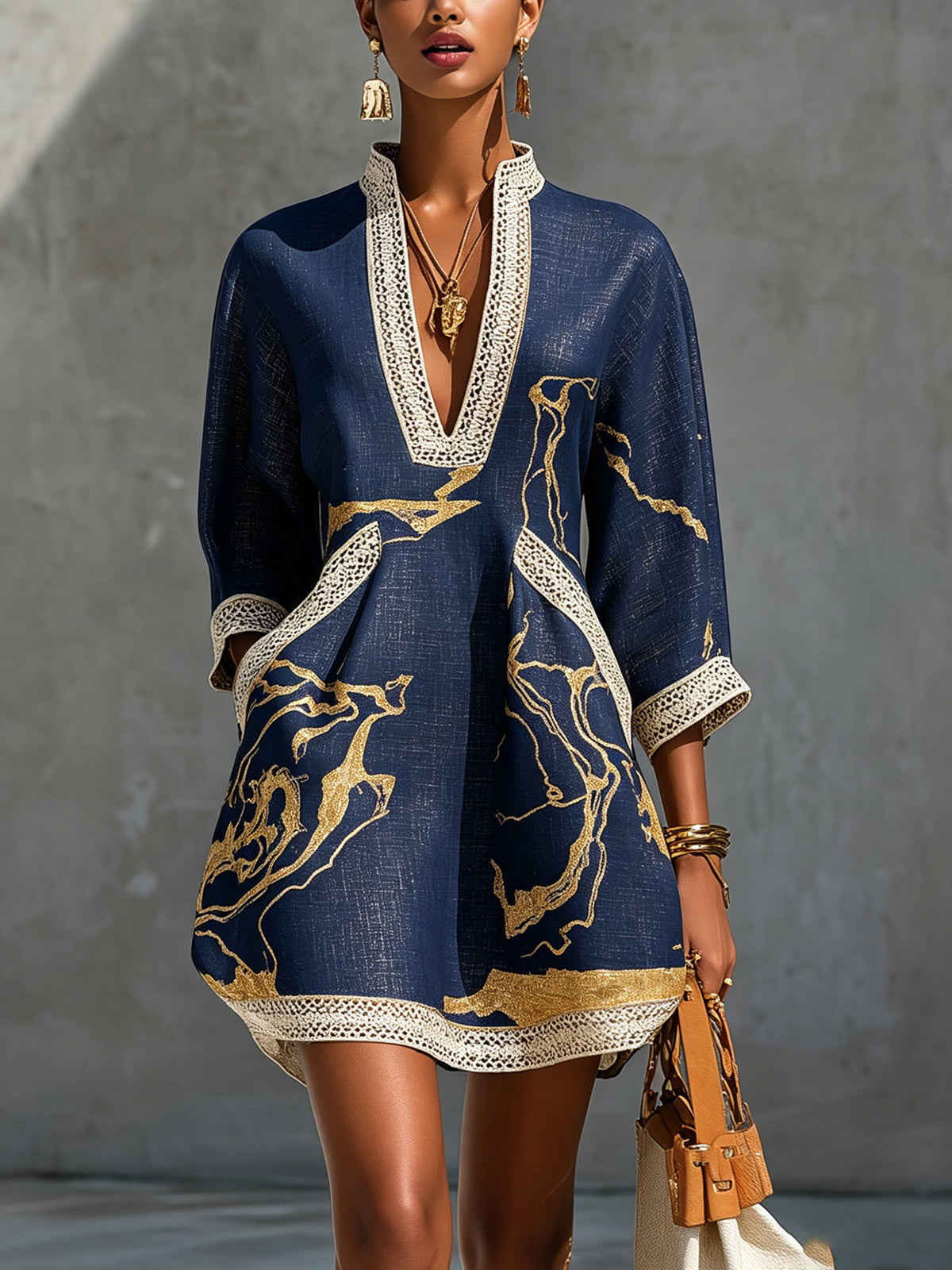 Elegante minivestido de renda com decote em V