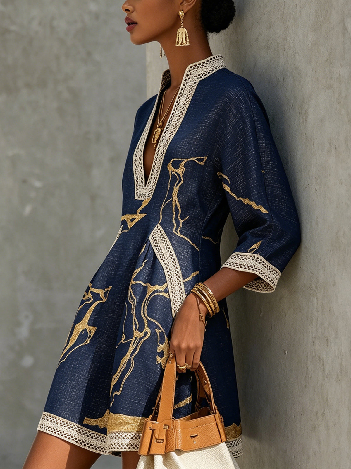 Elegante minivestido de renda com decote em V