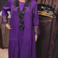 Vestido comprido com saia plissada e decote redondo