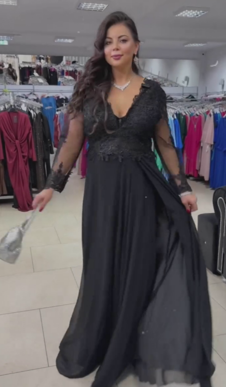 Vestido com racha e detalhes em renda