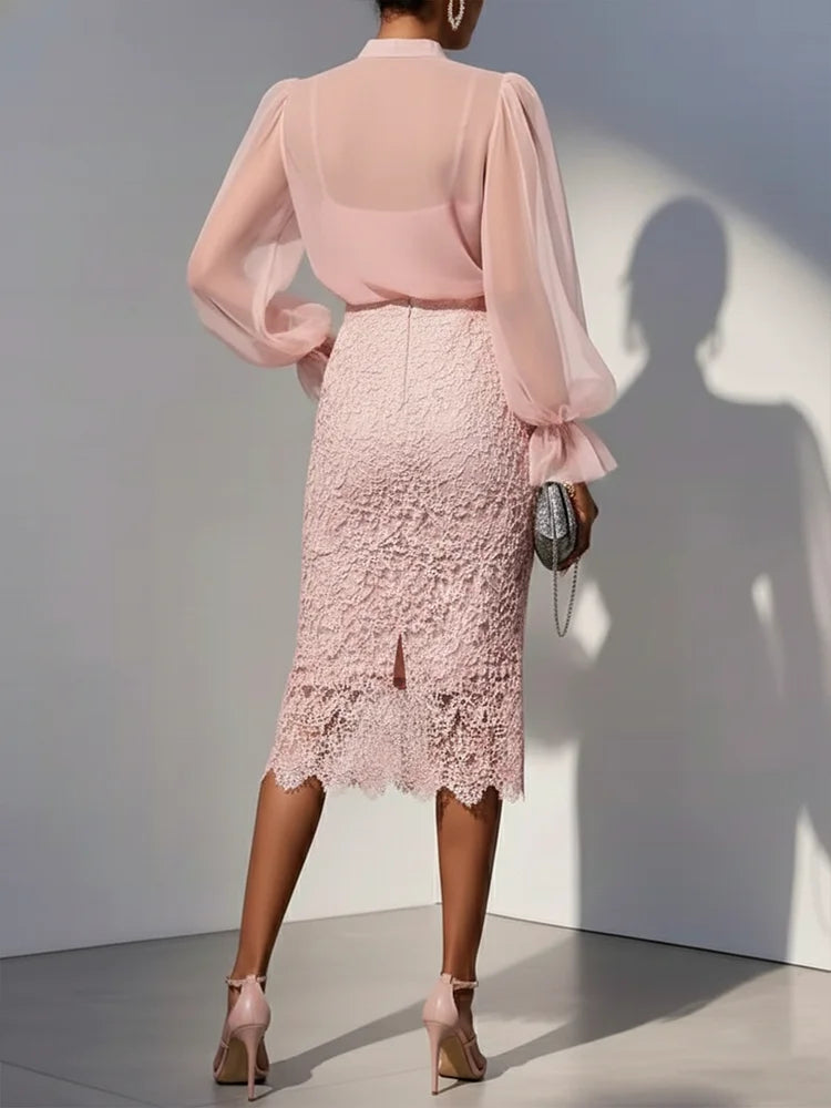 Elegante conjunto de duas peças composto por blusa de chiffon e saia de renda