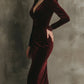 Vestido midi em veludo com renda, discretamente luxuoso e elegante.