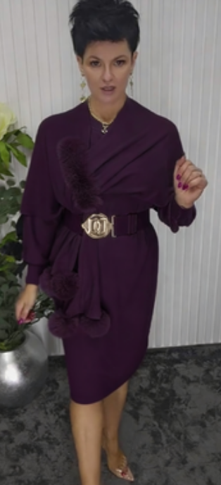 Um vestido de mangas compridas com decote redondo e um xaile decorado com elementos de pelúcia.