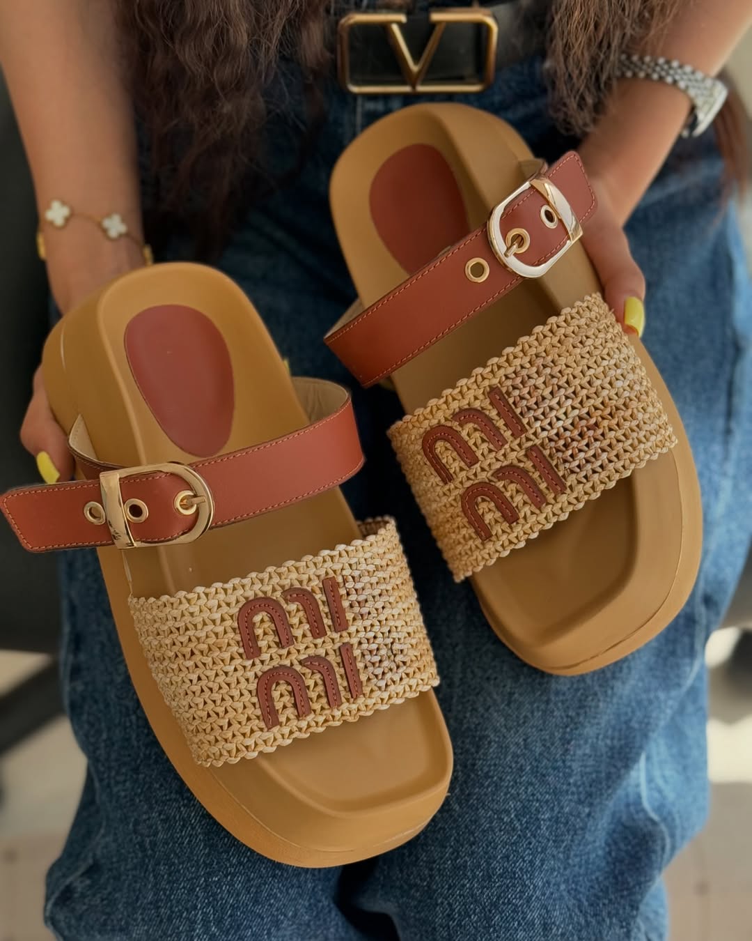 Sandálias de verão femininas da moda com sola grossa para férias na praia