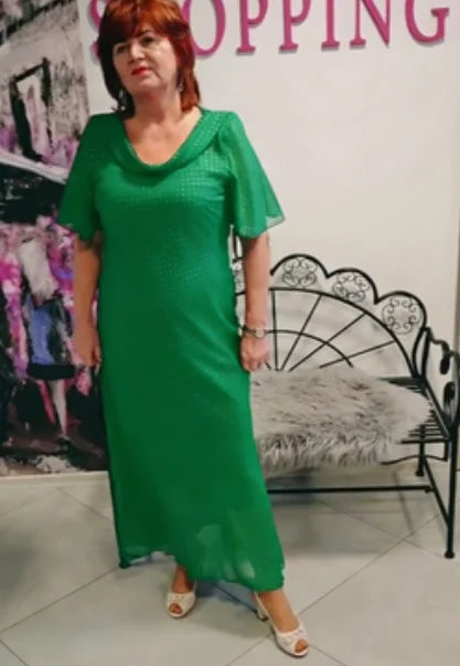 Vestido em chiffon com decote em V e strass