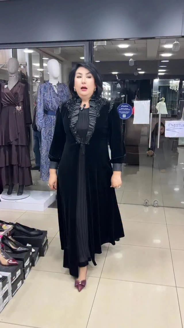 O vestido de lantejoulas exclusivo apresenta um design de decote diferenciado