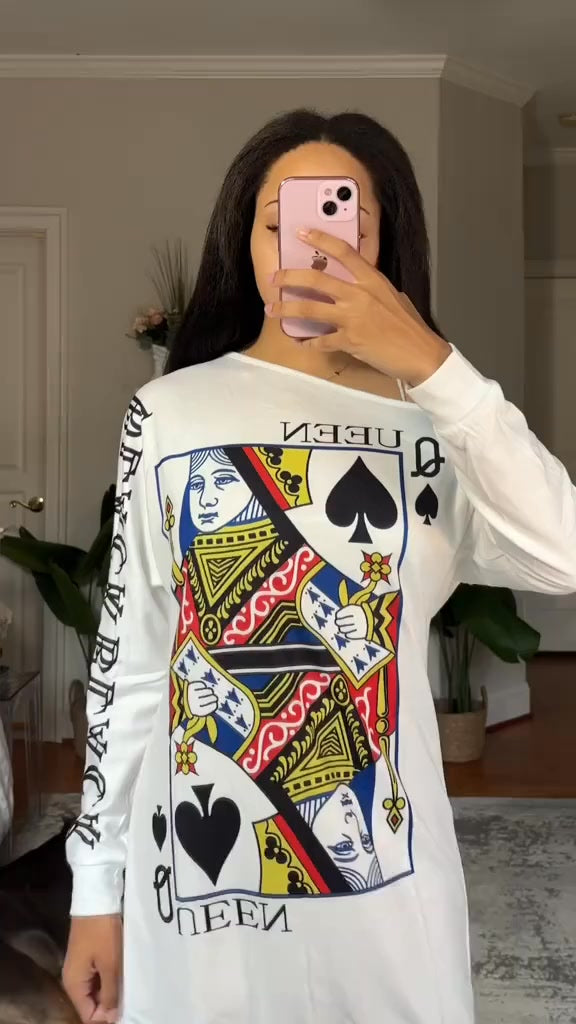 Vestido de menina com estampado de carta de baralho e ombros caídos
