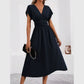 Vestido de menina com decote em V e modelagem ajustada