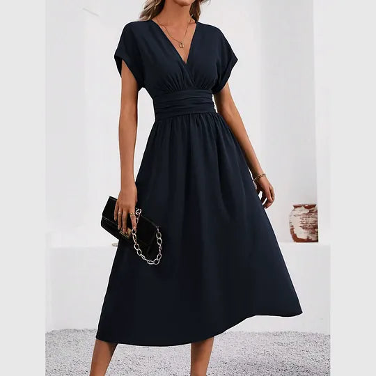 Vestido de menina com decote em V e modelagem ajustada