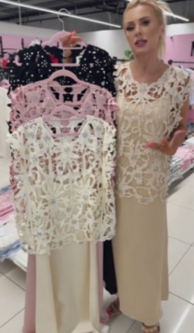 Camisola de manga curta com gola redonda e detalhes vazados + saiote