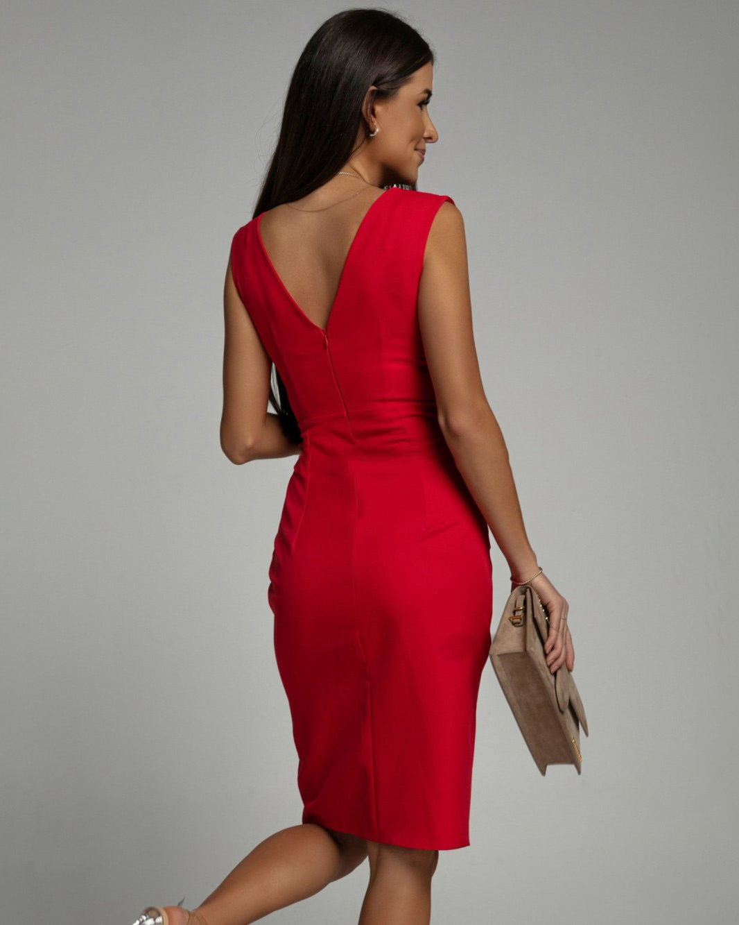 Vestido com racha e decote em V