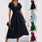 Vestido de menina com decote em V e modelagem ajustada