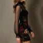 Minivestido floral justo com mangas semitransparentes