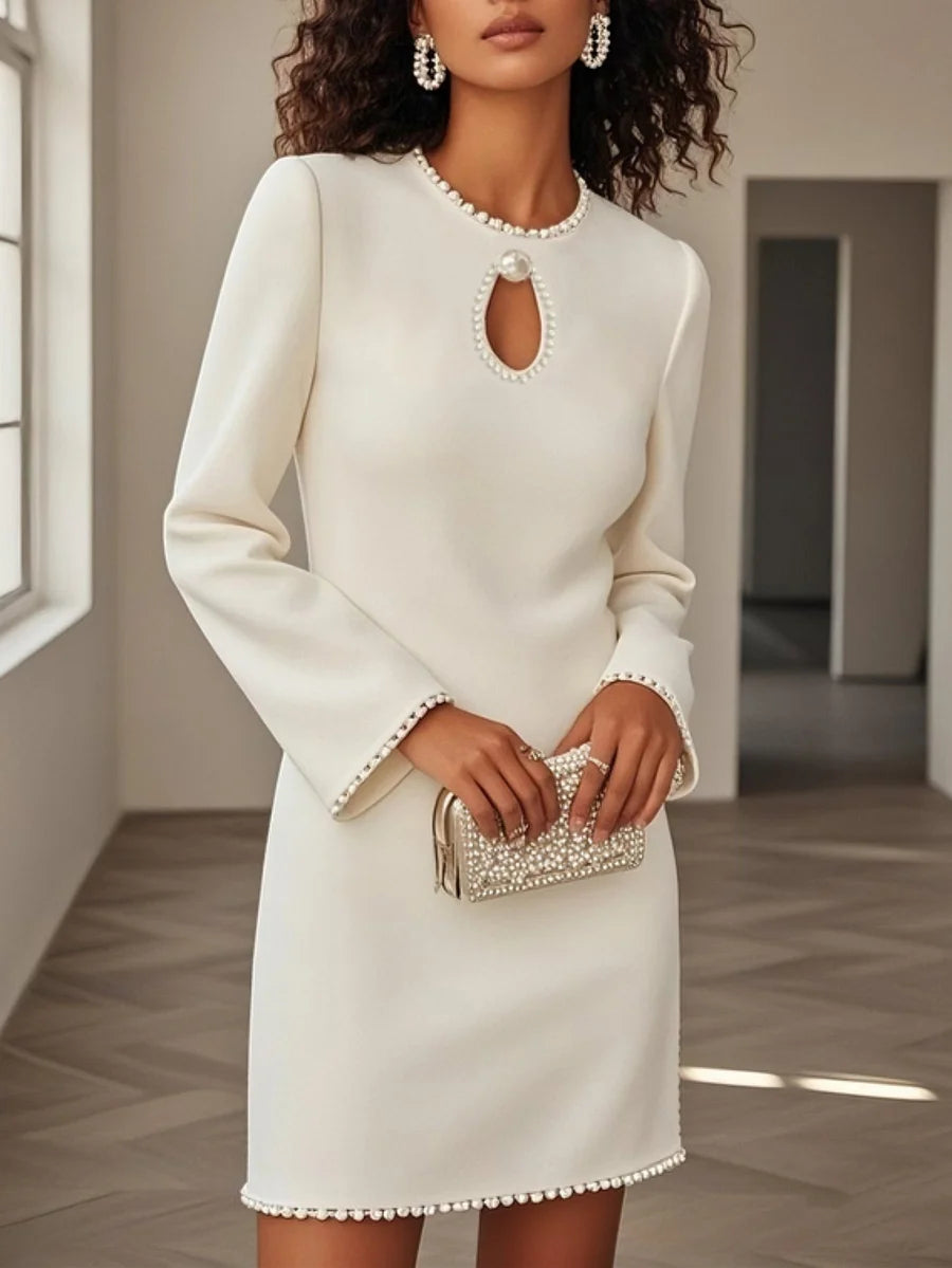 Um elegante vestido de mangas compridas e corte direito