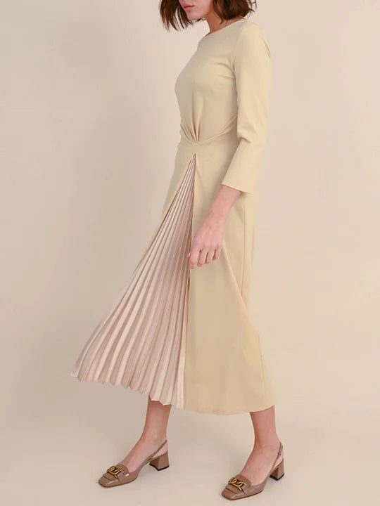 Vestido midi elegante com cintura torcida e painel plissado