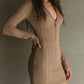Vestido de malha com decote em V e meio fecho