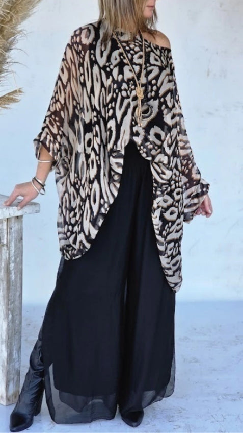 Conjunto casual para menina com blusa e calças estampadas e decote redondo