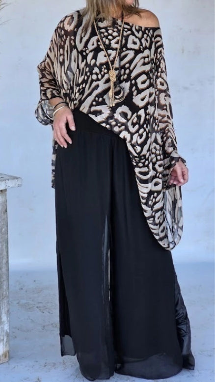 Conjunto casual para menina com blusa e calças estampadas e decote redondo