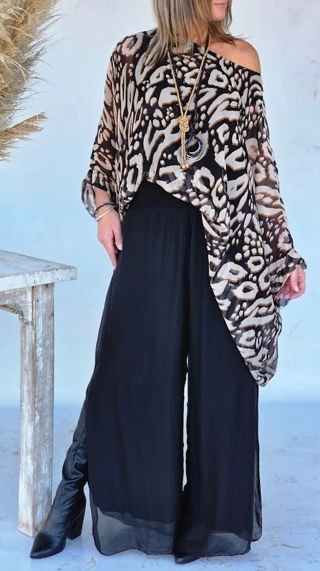 Conjunto casual para menina com blusa e calças estampadas e decote redondo