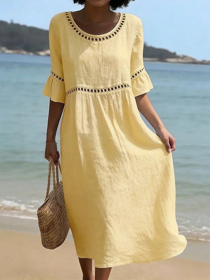Vestido de menina confecionado em algodão e linho, confortável, com renda e corte largo.