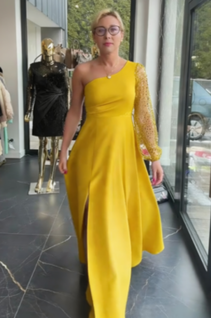 Vestido de um ombro só com mangas de lantejoulas e detalhes em tule.