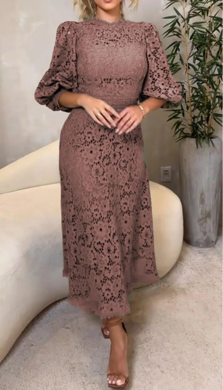 Vestido de mulher de renda vazada com mangas abalonadas e decote redondo