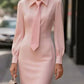 Vestido elegante e justo com mangas compridas e atilhos na altura da cintura