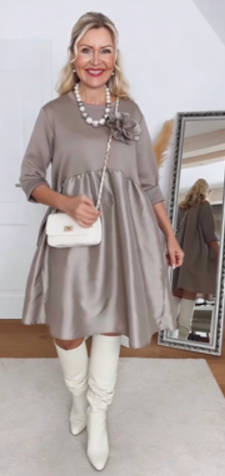 Vestido solto com estampado floral tridimensional e gola redonda
