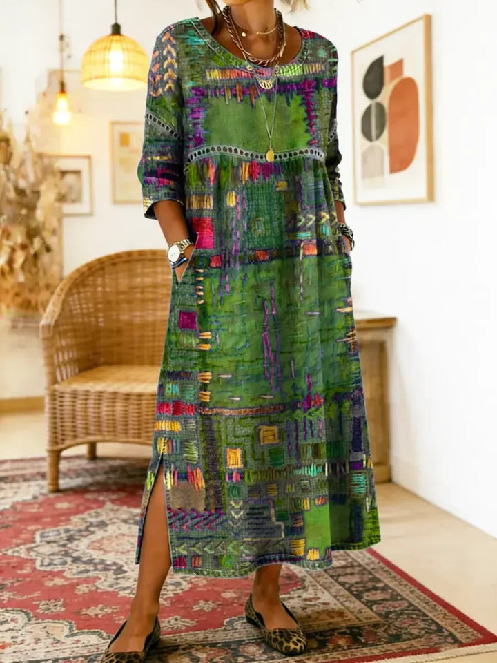 Vestido de mulher em algodão com estampado étnico e patchwork, com acabamento em renda.