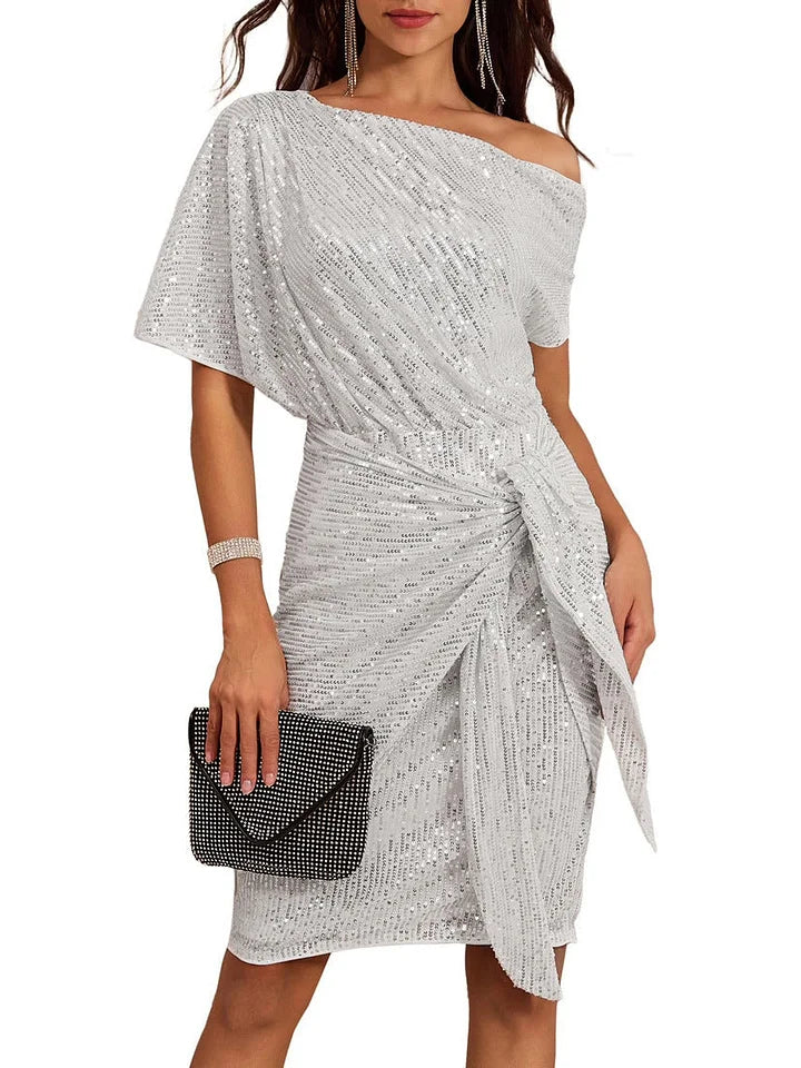 Um vestido de lantejoulas que atrai todos os olhares com as suas curvas irresistíveis e confiança inigualável