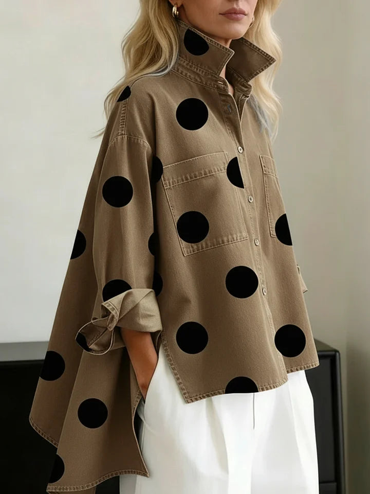 Blusa elegante e artística com estampado de bolinhas e gola alta.