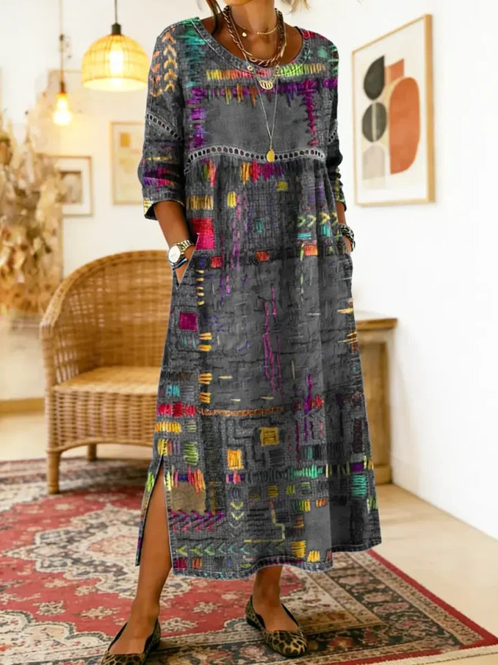 Vestido de mulher em algodão com estampado étnico e patchwork, com acabamento em renda.