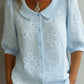 Camisa vintage com gola alta e flores bordadas