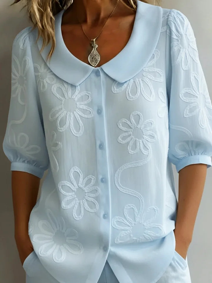 Camisa vintage com gola alta e flores bordadas