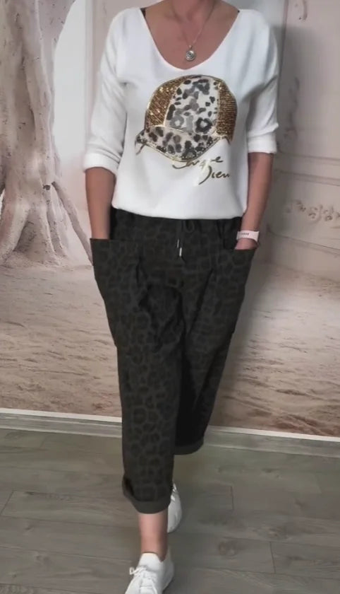 Boné de beisebol estampado, blusa de lantejoulas + calças de alfaiataria largas com padrão leopardo