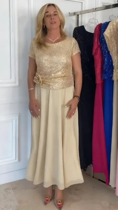 Vestido de manga curta decorado com lantejoulas e flores no corpete