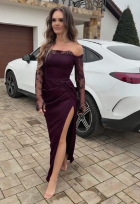 Um vestido sexy e elegante de mangas compridas com ombros à mostra, detalhes em renda e uma racha