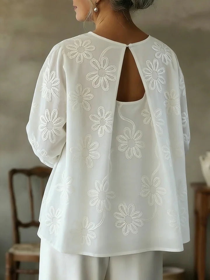Camisa romântica com bordado floral vazado