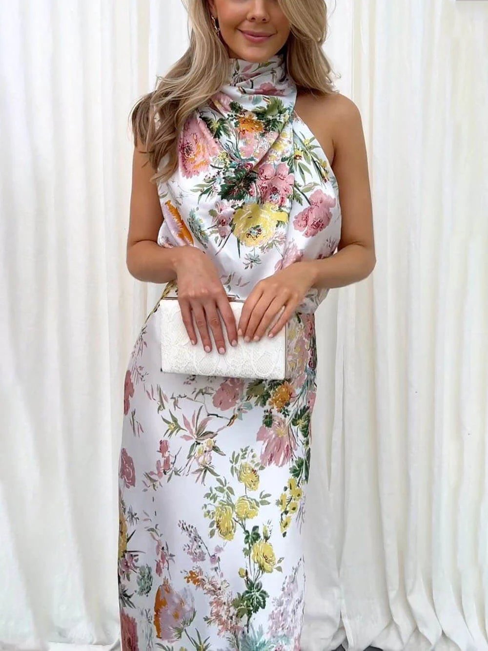 Vestido comprido com decote halter e estampado floral