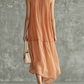 Vestido midi elegante e simples, com decote redondo e racha.