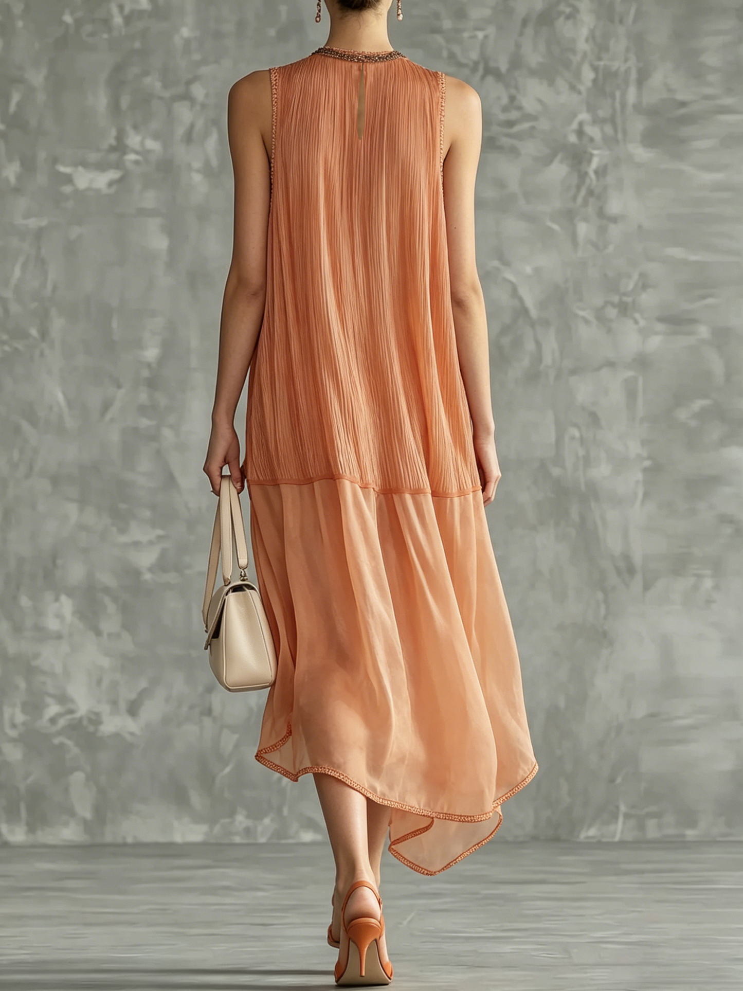 Vestido midi elegante e simples, com decote redondo e racha.