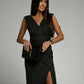 Vestido com racha e decote em V
