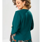 Um vestido elegante com gola vazada e cinto em forma de folha.