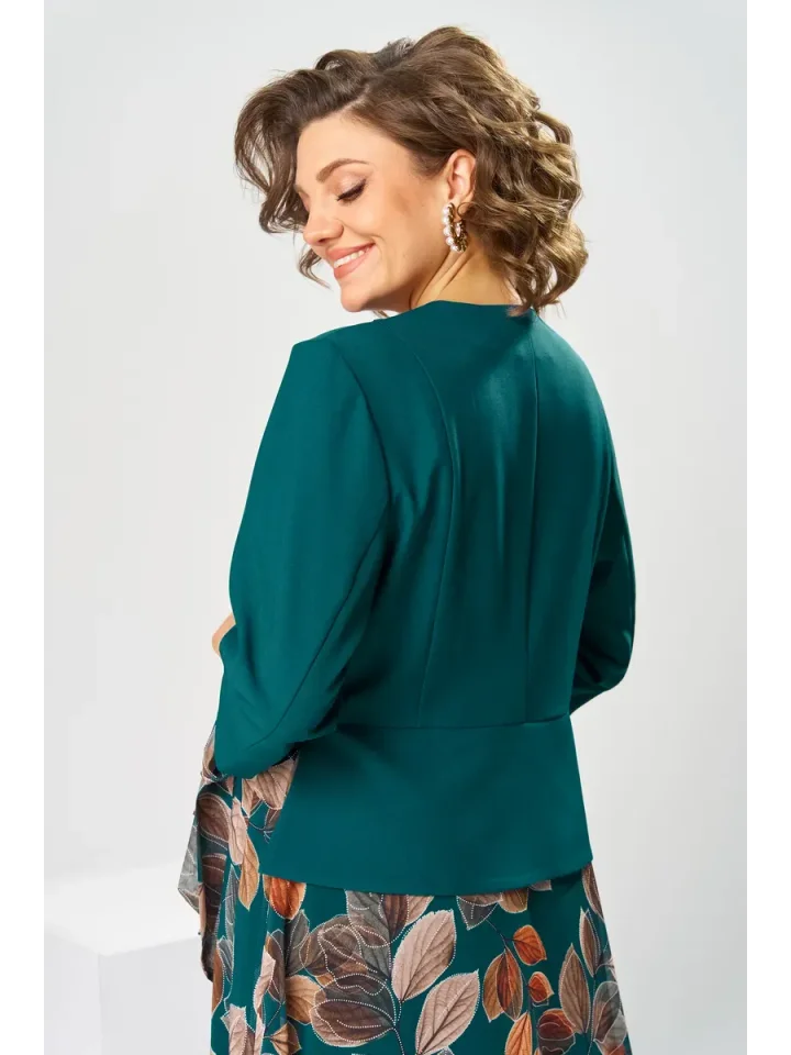 Um vestido elegante com gola vazada e cinto em forma de folha.