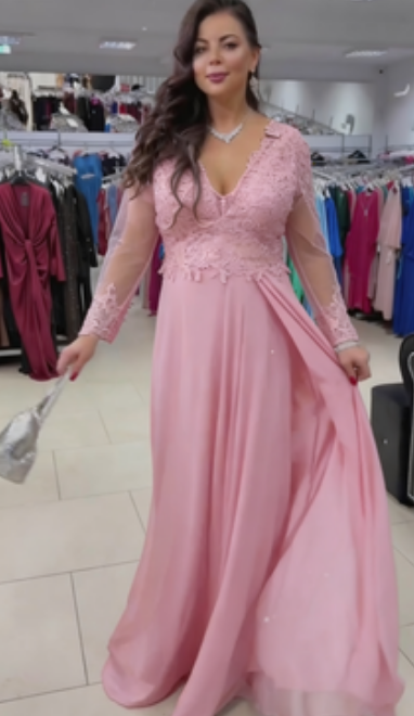 Vestido com racha e detalhes em renda