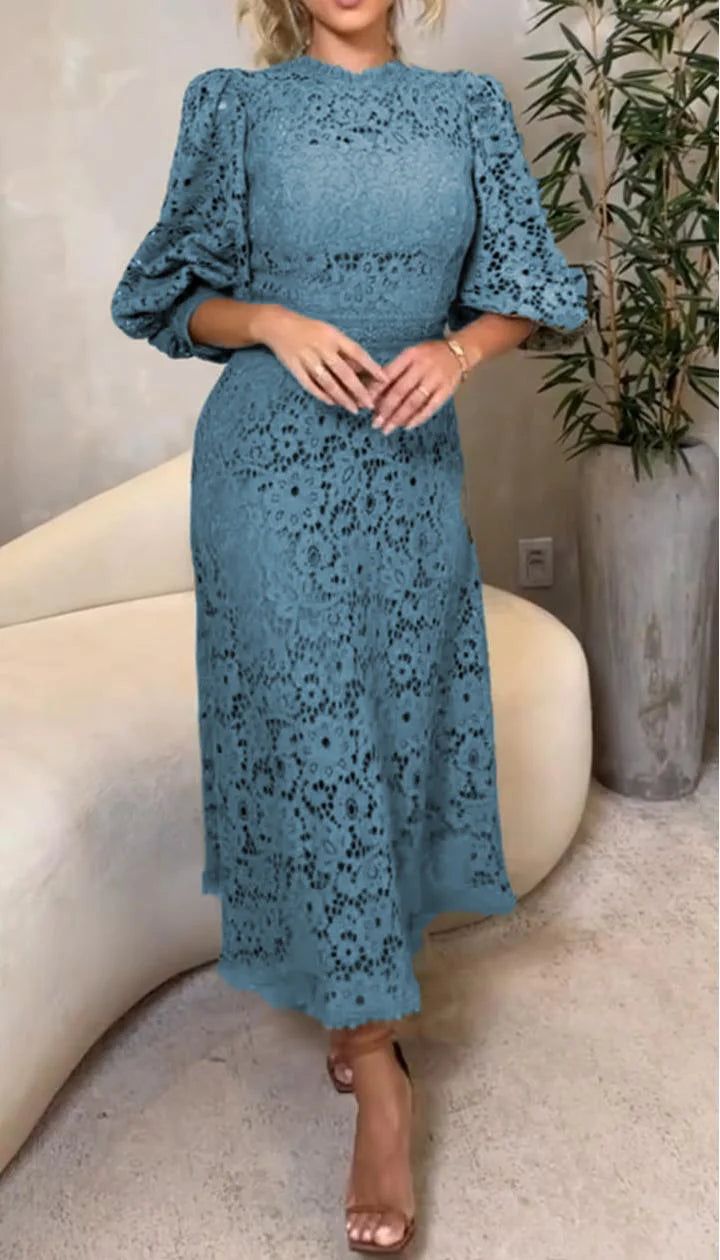 Vestido de mulher de renda vazada com mangas abalonadas e decote redondo
