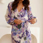 Vestido curto para menina com decote em V e estampado floral.