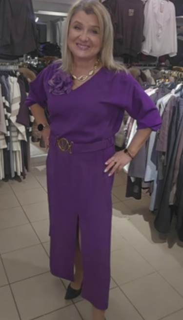 Vestido midi com racha e decote em V
