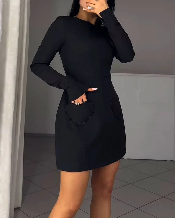 Elegante vestido de mangas compridas com detalhe de cordão na cintura