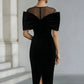 Vestido midi dramático em veludo preto com laço.